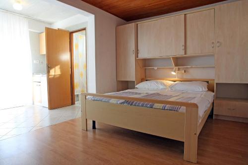 Postel nebo postele na pokoji v ubytování Apartments and rooms with parking space Palit, Rab - 3195