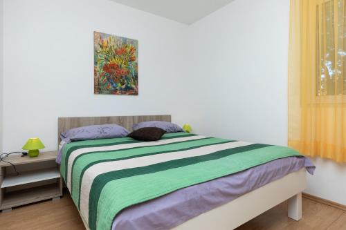 Ένα ή περισσότερα κρεβάτια σε δωμάτιο στο Apartment Mimice 2805b