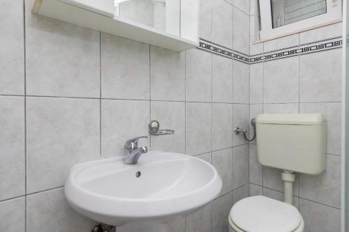 Ένα μπάνιο στο Apartment Mimice 2805b