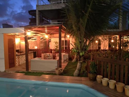 um quintal com uma piscina e uma casa em Pousada Espaco Luz do Sol Beira-Mar em João Pessoa