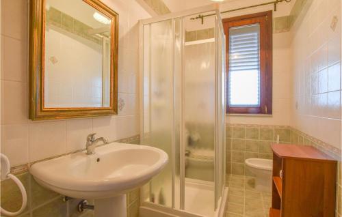 a bathroom with a sink and a shower and a toilet at Stunning Home In Trabia With 3 Bedrooms, Wifi And Outdoor Swimming Pool in Trabia