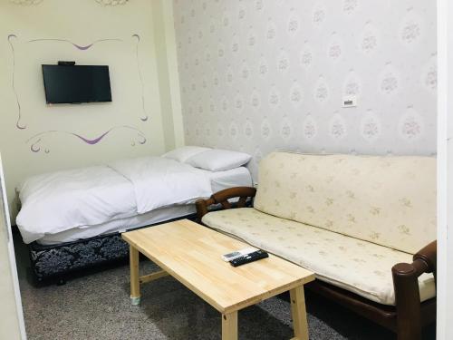 Ein Bett oder Betten in einem Zimmer der Unterkunft 民宿記 Min su ji