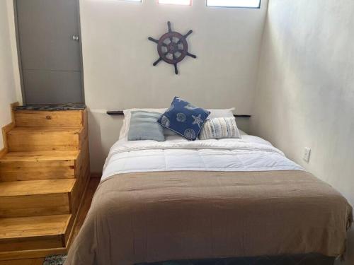 1 dormitorio con 1 cama con un cartel náutico en la pared en Barcaza de 2 habitaciones a 2 km de Playa Potrero, en Potrero