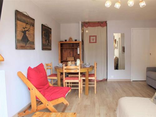 un salon avec une table et une salle à manger dans l'établissement Studio Montagne 30m² avec Balcon Sud, 4 Couchages à 100m des Pistes et 10m des Commerces - FR-1-330B-199, à Vars
