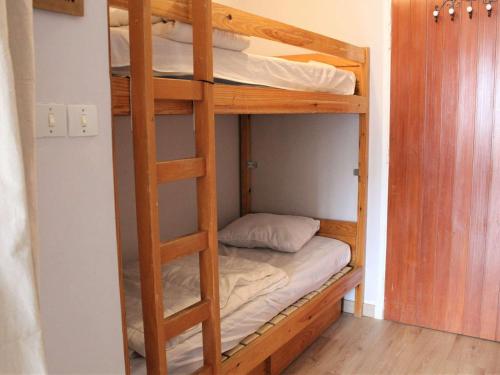 kilka łóżek piętrowych w pokoju w obiekcie Studio Montagne 30m² avec Balcon Sud, 4 Couchages à 100m des Pistes et 10m des Commerces - FR-1-330B-199 w mieście Vars
