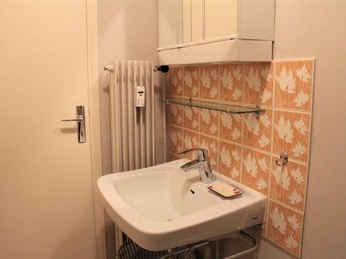 łazienka z białą umywalką i prysznicem w obiekcie Studio Montagne 30m² avec Balcon Sud, 4 Couchages à 100m des Pistes et 10m des Commerces - FR-1-330B-199 w mieście Vars