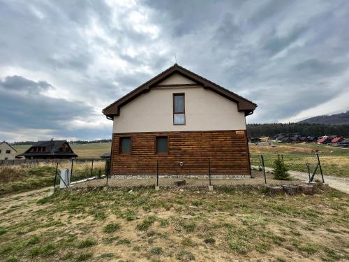 a small house in the middle of a field at Dovolenková chata Valča in Valča