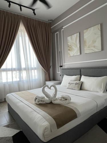 - une chambre dotée d'un lit avec deux cygnes dans l'établissement JsAdli Suite TROIKA RESIDENCE Kota Bharu, à Kota Bharu