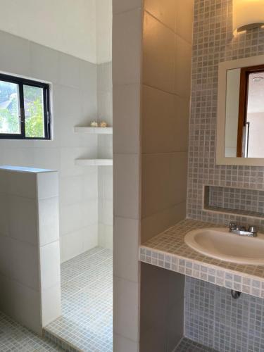 a bathroom with a sink and a mirror at Casa Camino a las Pozas in Xilitla