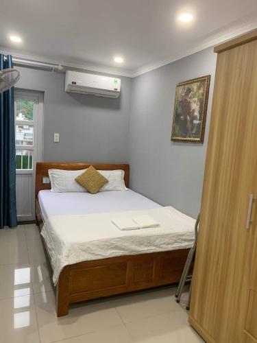 a bedroom with a bed with white sheets and a window at Khánh Vân - VT Cloud mini Hotel in Vung Tau