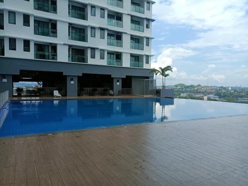 una piscina di fronte a un edificio di MyHOMESTAY 2 @ Vista Bangi a Kajang