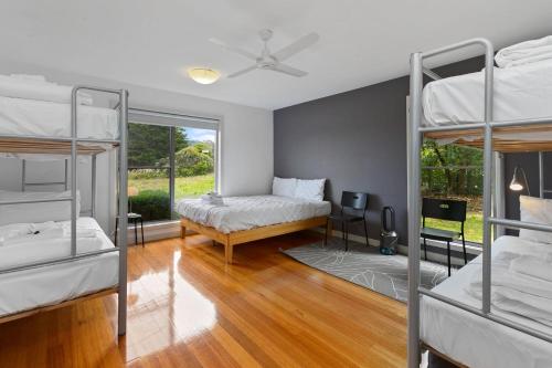 Poschodová posteľ alebo postele v izbe v ubytovaní Great Ocean Road Lodge