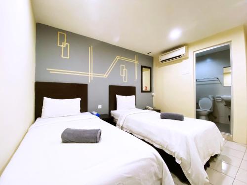 Giường trong phòng chung tại Your Hotel Klang by D'concept