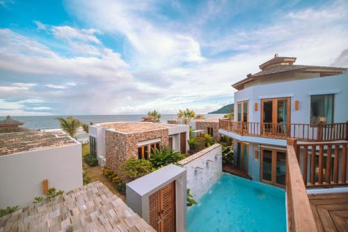 eine Luftaufnahme eines Hauses mit Swimmingpool in der Unterkunft Yotaka Khanom in Khanom