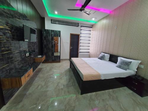 Bāra BankiにあるSurja Resortのベッドルーム(大型ベッド1台付)、広いバスルームが備わります。