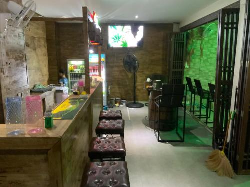 Ban Por Fai في تشا أم: مطعم مع صف من الكراسي في كونتر