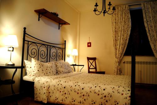 1 dormitorio con 1 cama y 2 lámparas en Agriturismo La Fornace di Poggiano, en Montepulciano