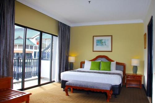 Una cama o camas en una habitación de Mines Beach Resort Hotel