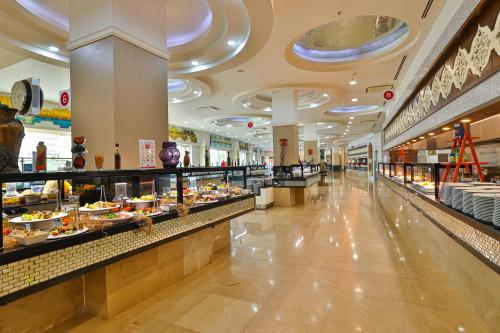 Crystal Sunset Pearl Collection - Ultimate All Inclusive في سيدي: مركز تسوق يعرض الكثير من الأطعمة