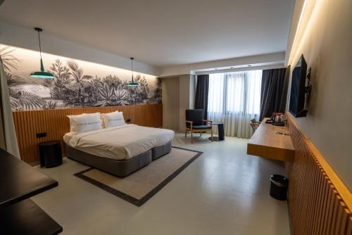pokój hotelowy z łóżkiem i telewizorem w obiekcie Zimmer Bosphorus Hotel w Stambule