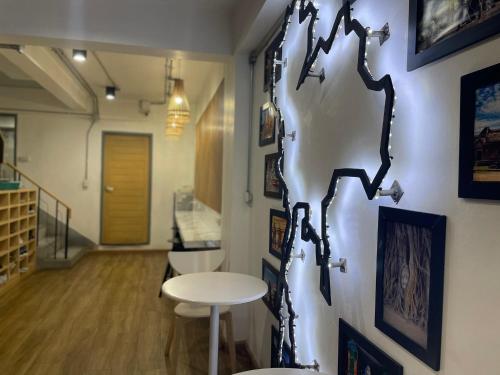 Un lugar para sentarse en ORA Hostel Bangkok