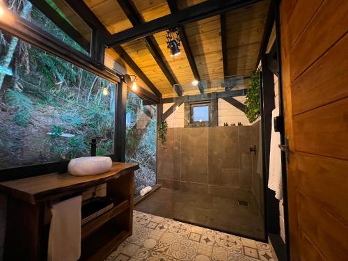uma casa de banho com um chuveiro, um lavatório e um WC. em Zion Bubble Glamping em Urubici