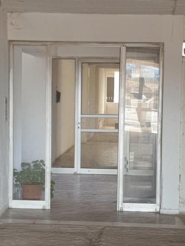 una porta aperta con una pianta in una stanza di Christy's House Anavissos / Ανάβυσσος ad Anávissos