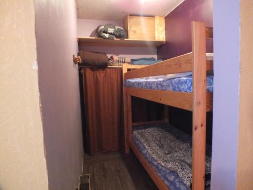 a room with two bunk beds in a room at Studio Pirineo Frances in Luz-Saint-Sauveur