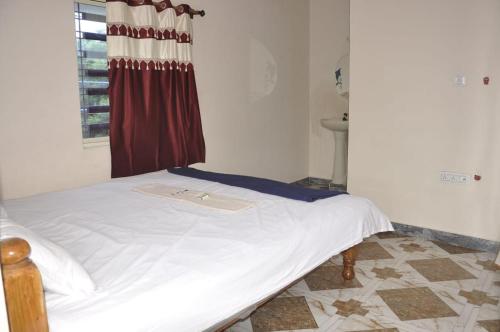 Ein Bett oder Betten in einem Zimmer der Unterkunft Sanjay Homestay New Hampi