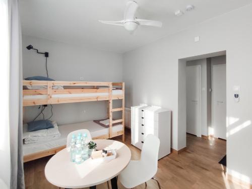 Una cama o camas en una habitación de Apart Hostel S8