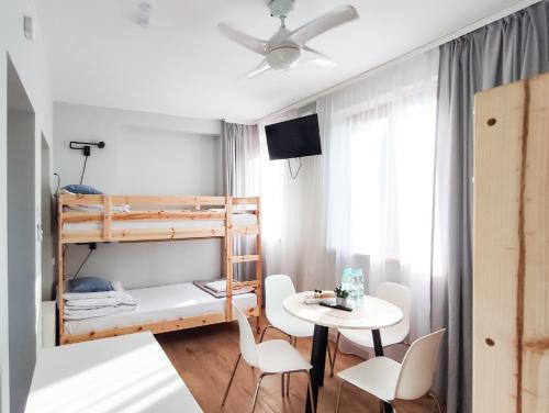 Una cama o camas en una habitación de Apart Hostel S8