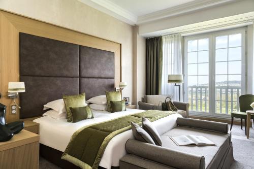 Кровать или кровати в номере Hôtel Barrière L'Hôtel du Golf
