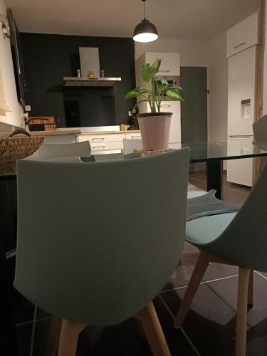 une salle à manger avec une table et une chaise verte dans l'établissement magnifique studio pour curiste, à Montesquieu