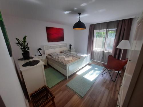 Schlafzimmer mit einem Bett, einem Schreibtisch und einem Stuhl in der Unterkunft Mirabola in Őriszentpéter