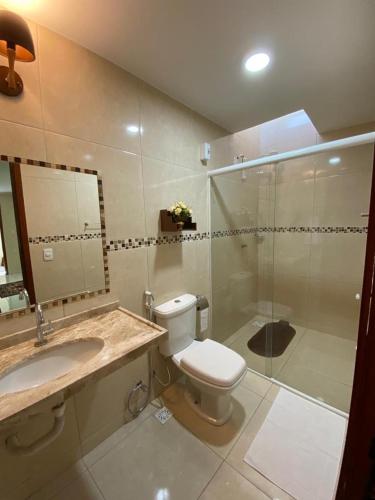ein Badezimmer mit Toilette, Waschbecken und Dusche in der Unterkunft Bertolini Hotel in Quixadá