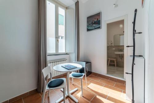 una pequeña cocina con mesa y sillas en una habitación en Appartamento Via Genova, en Roma