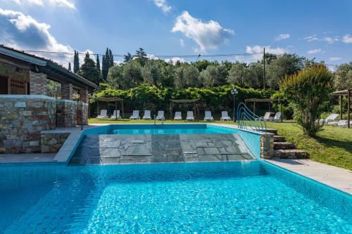 een zwembad in de achtertuin van een huis bij Casale La Valle in Pergine Valdarno