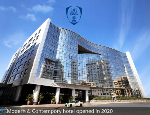 um edifício com um carro estacionado em frente em Grand Cosmopolitan Hotel em Dubai