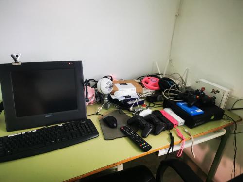 a desk with a computer monitor and a keyboard at La Casa de los Pájaros in Vélez Blanco