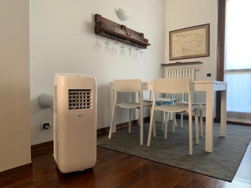 een eetkamer met een tafel en stoelen bij Appartamento rosada in Stresa