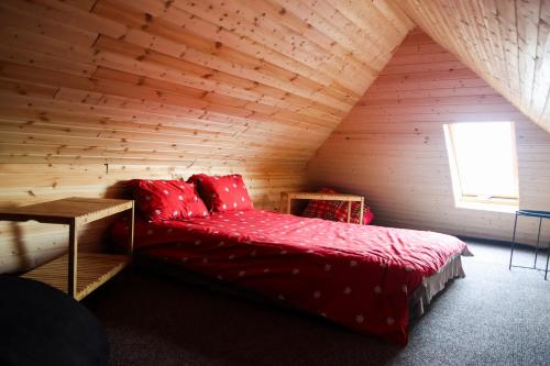 Un pat sau paturi într-o cameră la Coliba la Valle