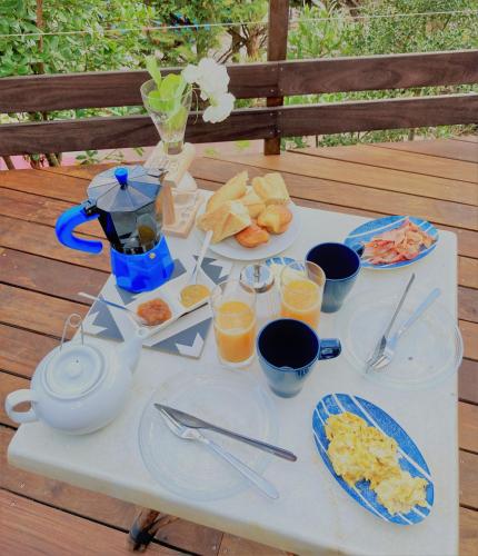 Una mesa con platos de comida y bebidas sobre ella. en Casa Baia Hendaye, en Hendaya