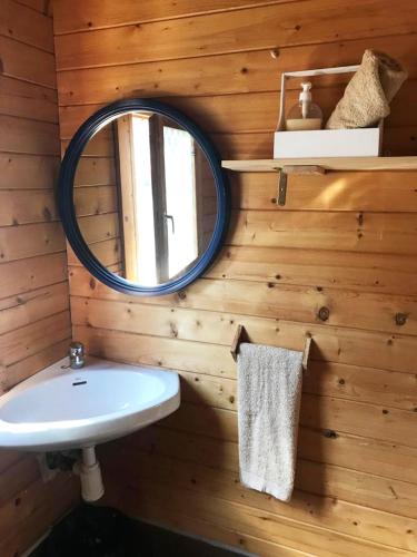 a bathroom with a sink and a mirror on the wall at Retiro Siete Aguas in Siete Aguas