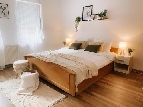 - une chambre avec un grand lit dans l'établissement Cozy 2-Bedroom Boho-Themed Home, à Caransebeş