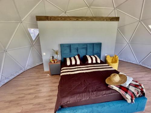 a bedroom with a blue bed in a tent at Sveri Adventure Camp in Chiatʼura