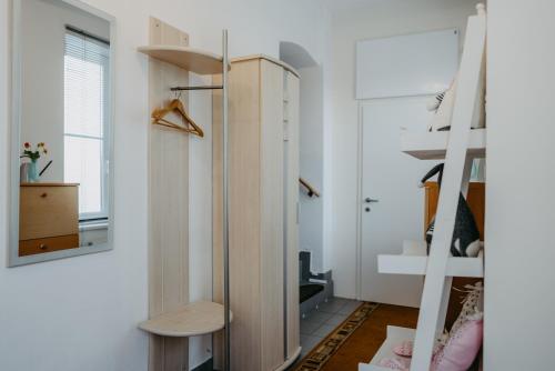 Spitzzicken的住宿－Apartment Familie Cortie，一间设有楼梯和镜子的客房