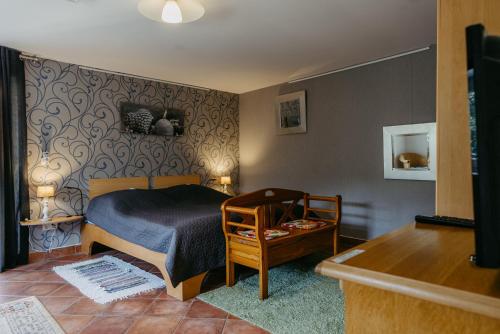 a small bedroom with a bed and a chair at Apartment Familie Cortie in Spitzzicken