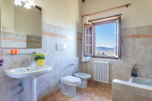 La salle de bains est pourvue d'un lavabo, de toilettes et d'une fenêtre. dans l'établissement Casale Giglio, à Pergine Valdarno