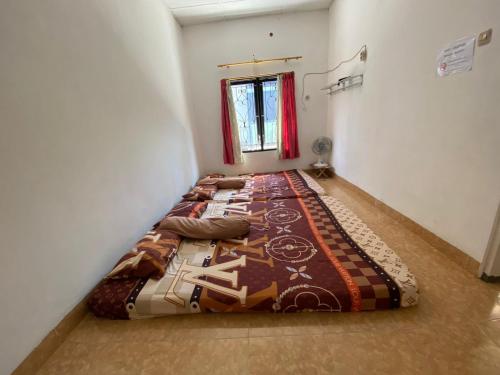 Tempat tidur dalam kamar di Grapyak Homestay Syariah