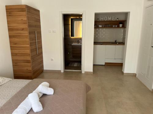 a room with a bathroom with a sink and towels at Apartmani Tesla in Soko Banja